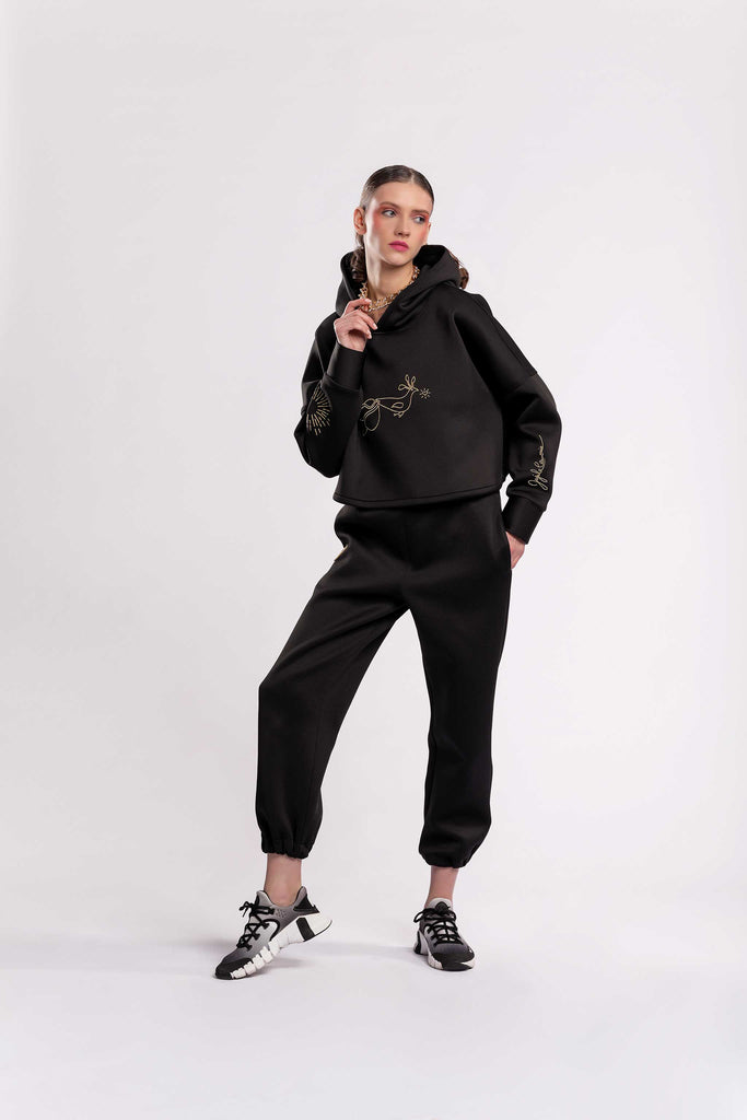 Best quality lounger wear! This jogger with Jujule with elastic waist and hem, featuring invisible pockets in scuba fabric